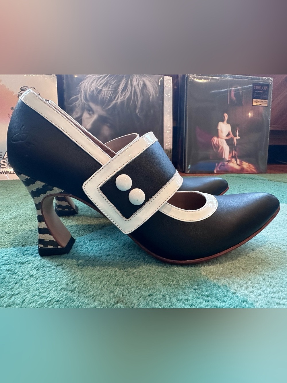 Fluevog NEW IN BOX Big Presence Zewde black/cream wide strap retro heel- 9 - Picture 2 of 16